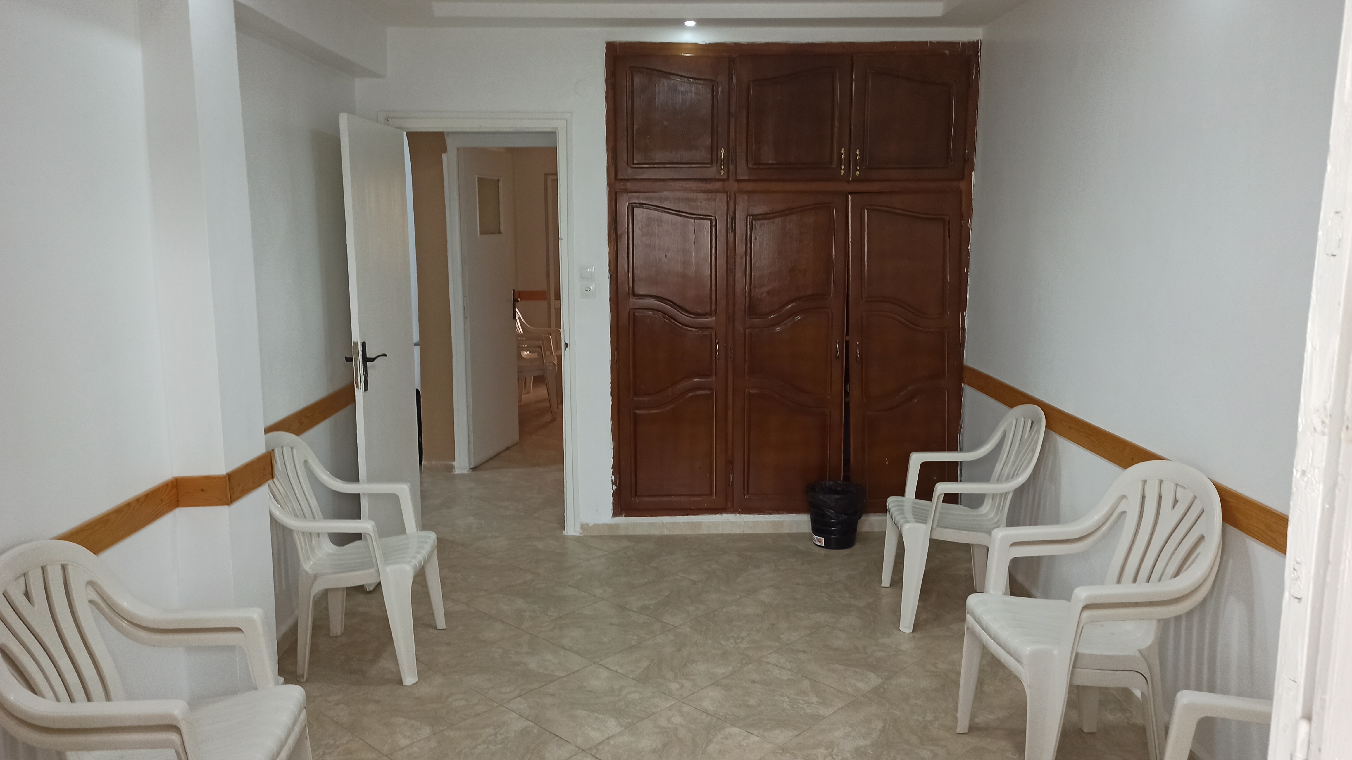 Salle d’attente du cabinet, sans personne.