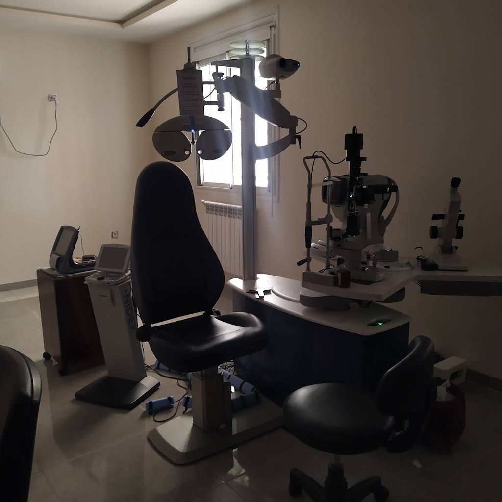 Cabinet du Dr Mohamed Amireche — salle d’examen, photographie historique de juin 2022