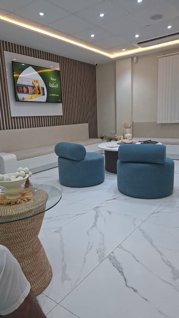 Centre d’Ophtalmologie d’Oran — salle d’attente, JennYfer, août 2026