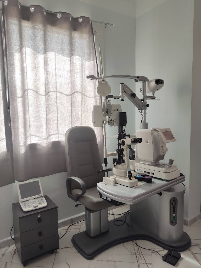 Salle d’examen ophtalmologique — Cabinet du Dr Souleyman Taibaoui, photo officielle de septembre 2023.