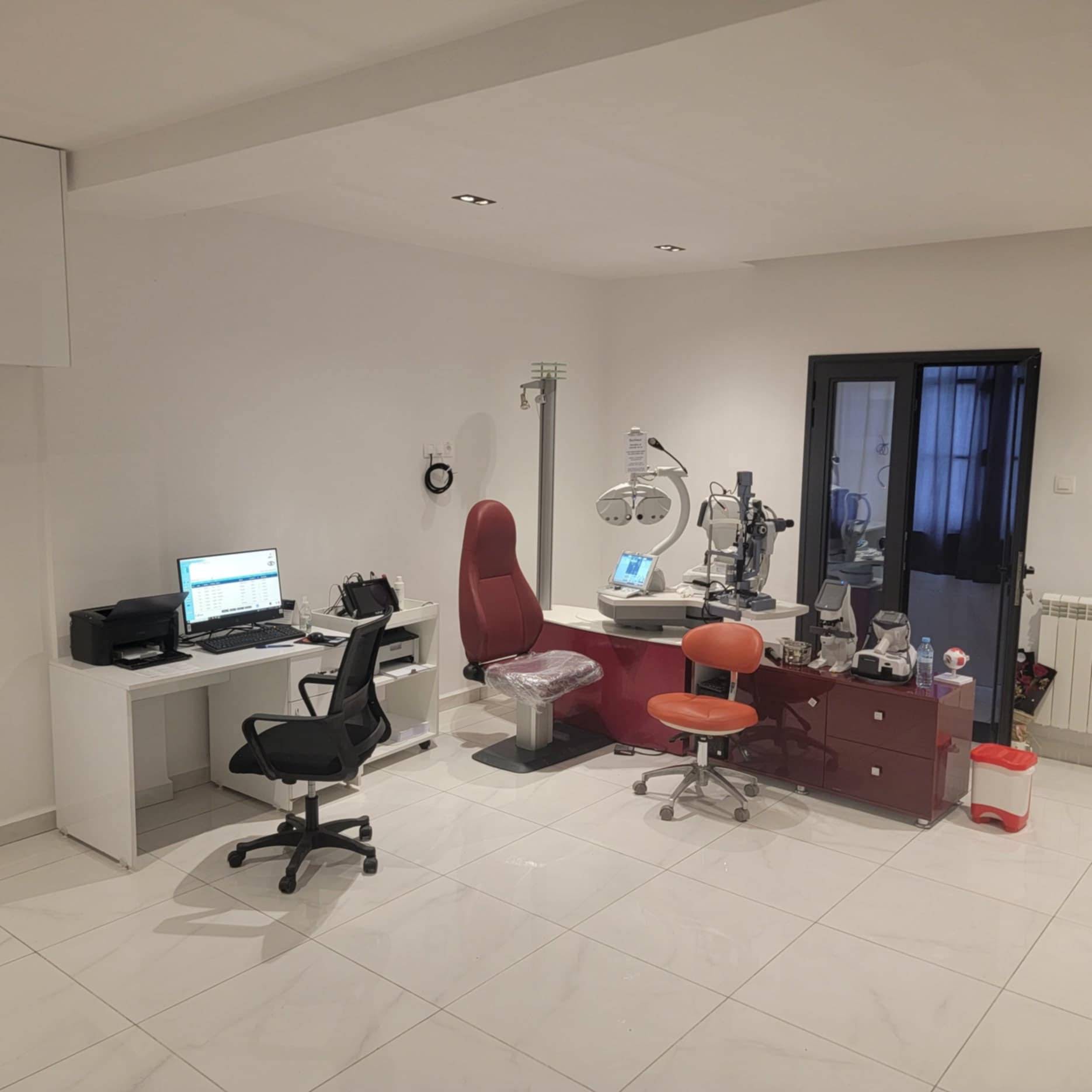 Salle de consultation du cabinet du Dr Zoubir Menasria — photographie de juillet 2024.