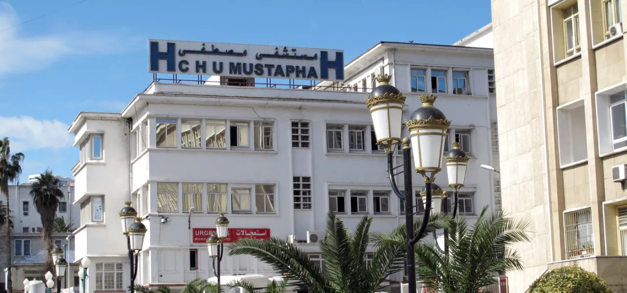 Vue extérieure du CHU Mustapha publiée par son site institutionnel ; date de prise de vue inconnue