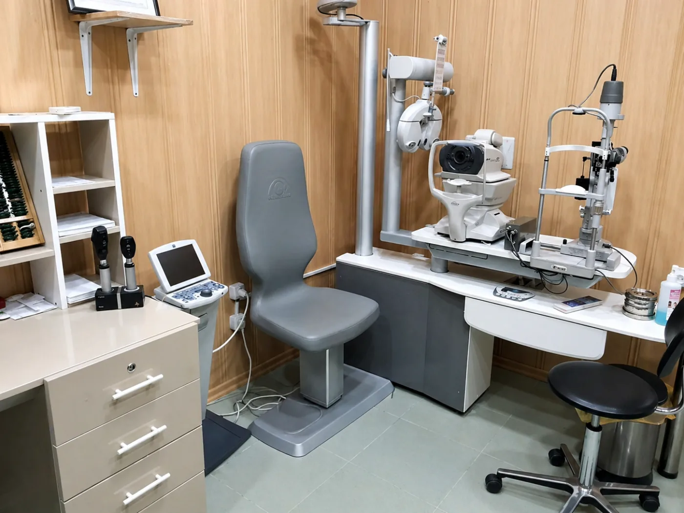 Salle d’examen de la Clinique Ophtalmologique Mohabeddine à Bordj Bou Arréridj