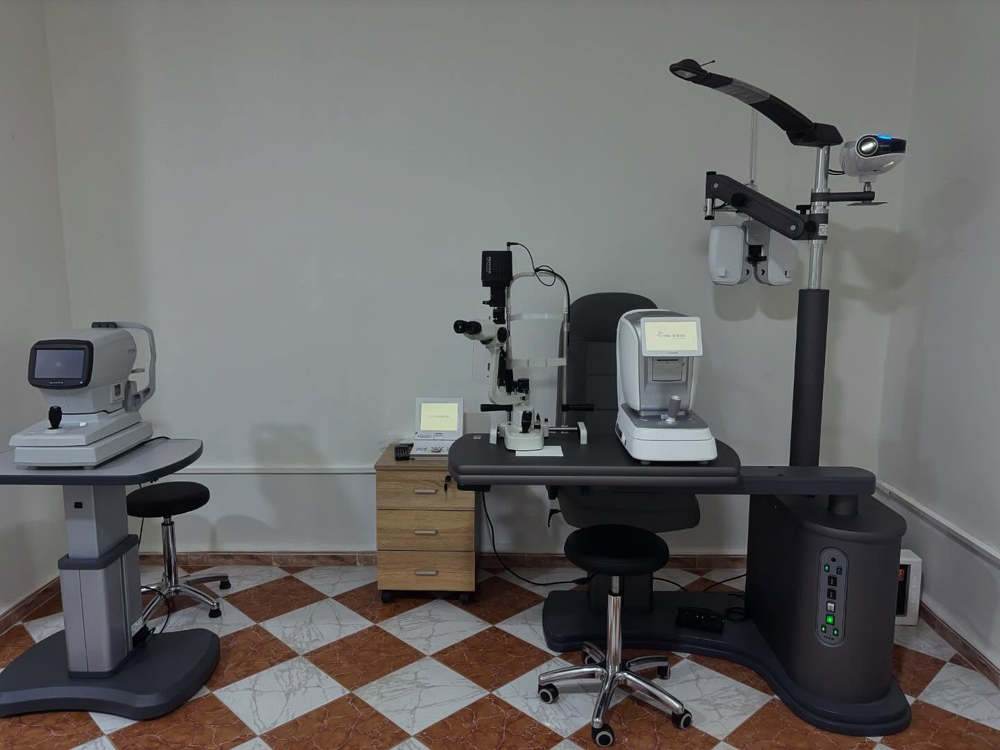 Salle d’examen du cabinet de la Dre Mouna Remidi — photographie publiée le 21 novembre 2024
