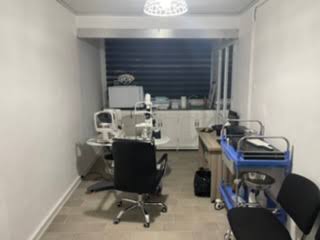 Salle d’examen du cabinet du Dr Fatmi Mohammed Amine à Tébessa.