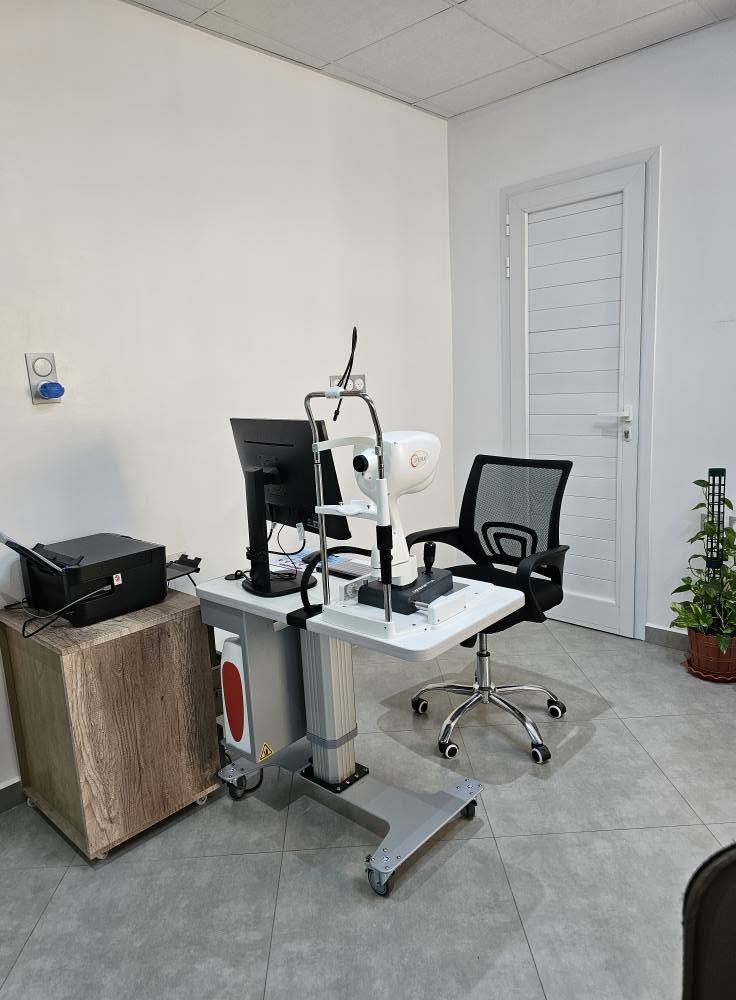 Salle d’examen du cabinet El Amine du Dr Yassine Benmansour à Maghnia — photographie d’archive (2025).