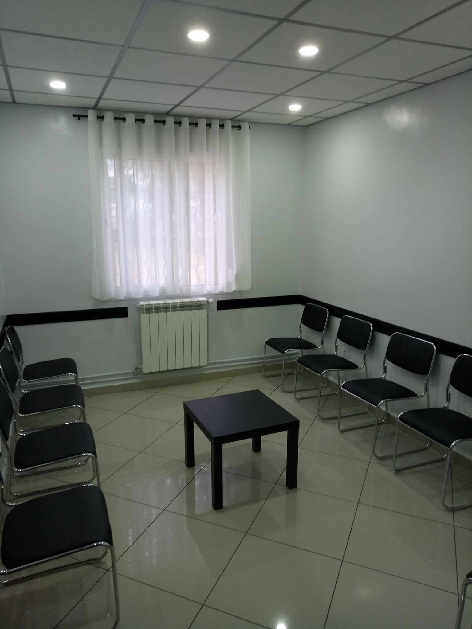 Salle d’attente du cabinet du Dr Adil Mahdad — mars 2018.