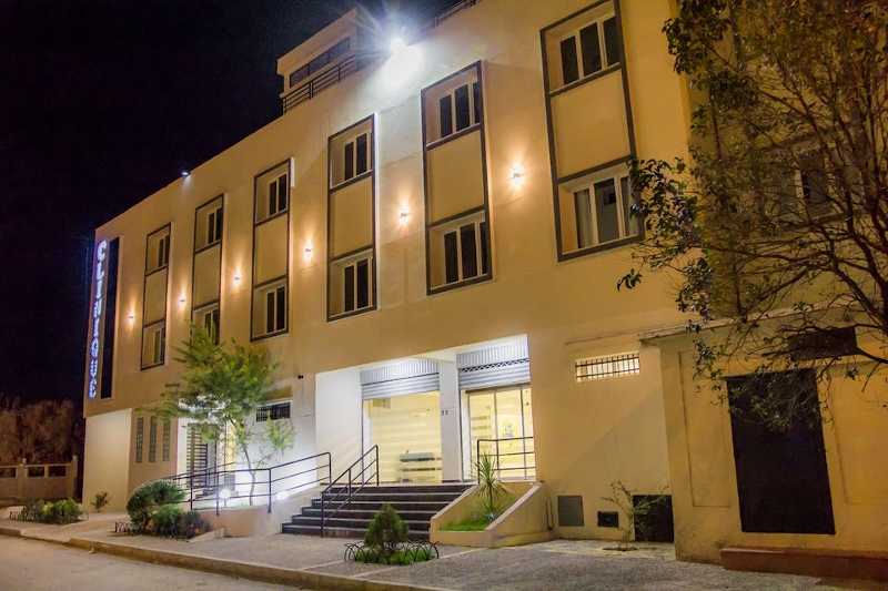 Façade de nuit de la clinique Mimosa.