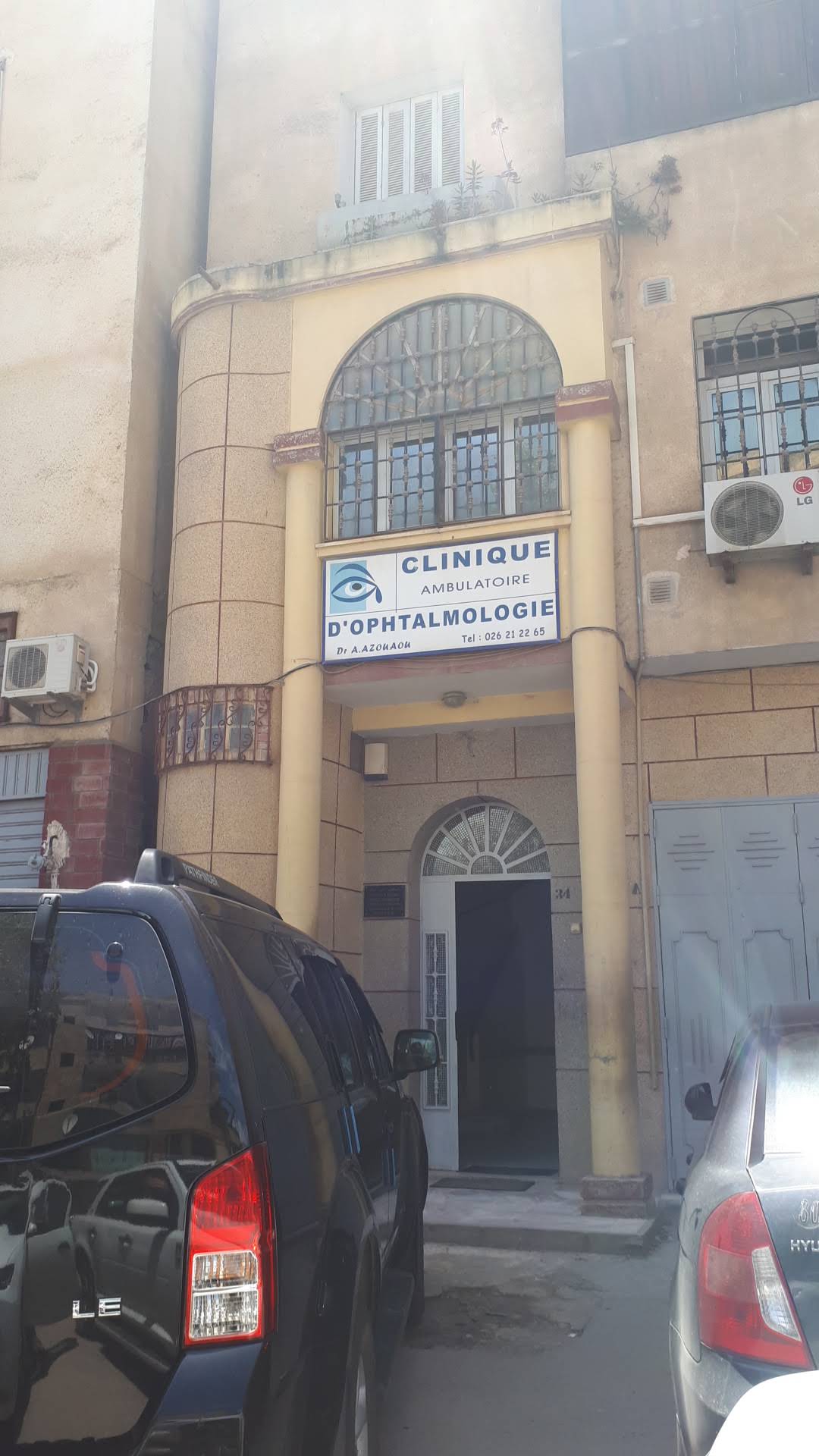 Façade de la clinique ambulatoire du Dr A. Azouaou — photographie de Mehdi Ouniche, juin 2018.