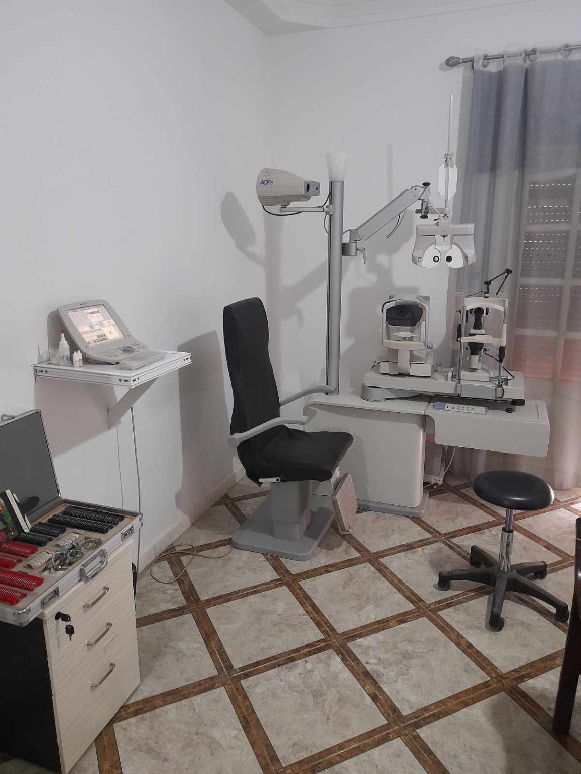 Salle de consultation du cabinet du Dr L. Ould Rouis épouse Boumezoura — carte professionnelle BledWeb, date de prise de vue non indiquée