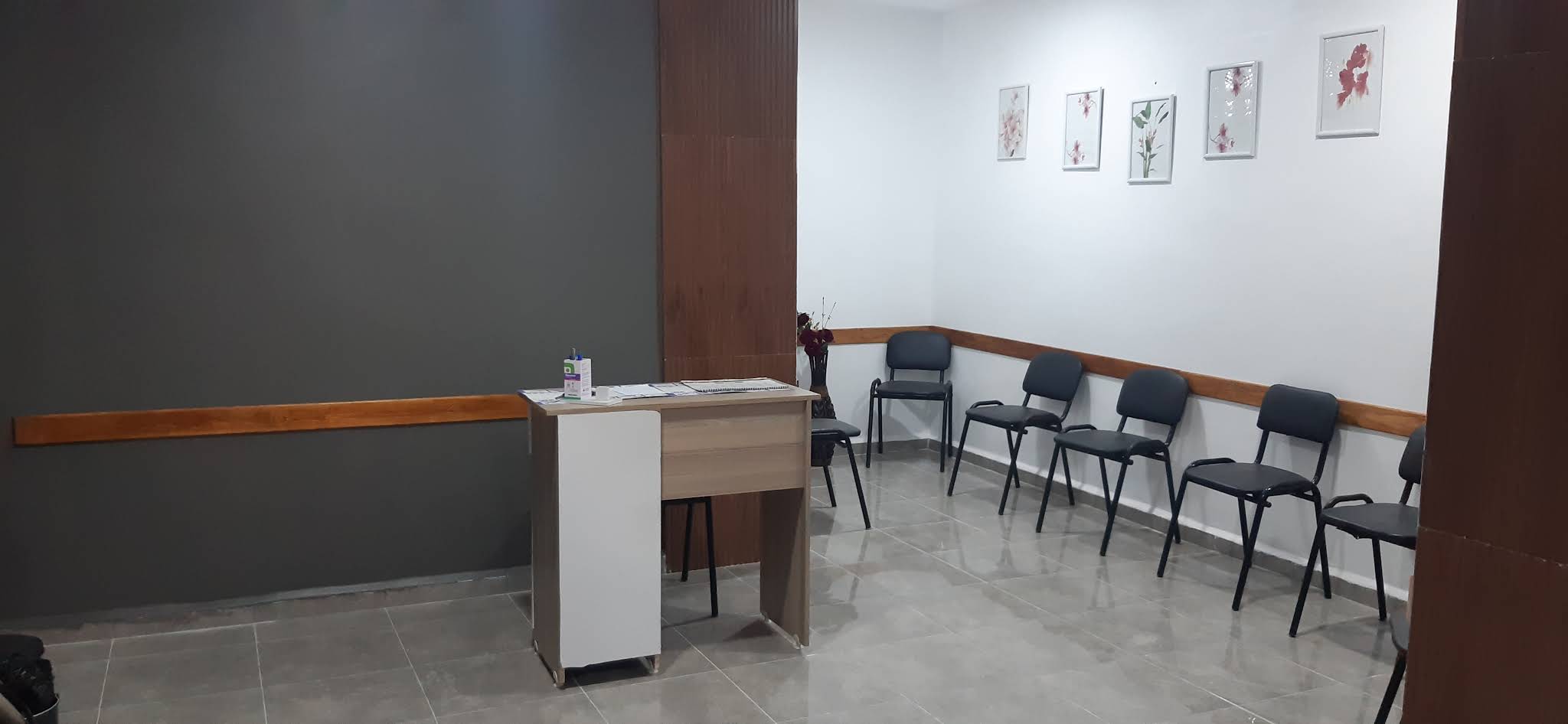 Cabinet Dr Aguelmin épouse Belhout — Accueil et salle d’attente sans personne ; photo attribuée au propriétaire, datée juin 2024 dans la source