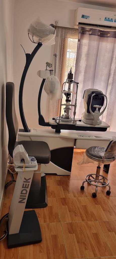 Salle d’examen vide du cabinet Eye Care Center — Dr Nesrine Rouabah; photographie du propriétaire, 2022-09.