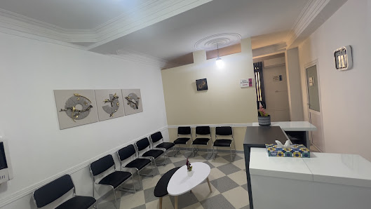 Salle d’attente du cabinet du Dr Gherar — photographie du propriétaire datée de mai 2024